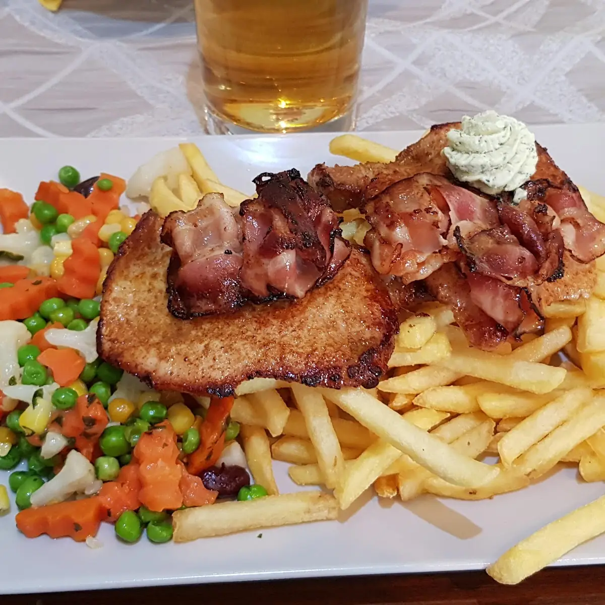 Grillkotlett Mit Pommes Und Gemüse
