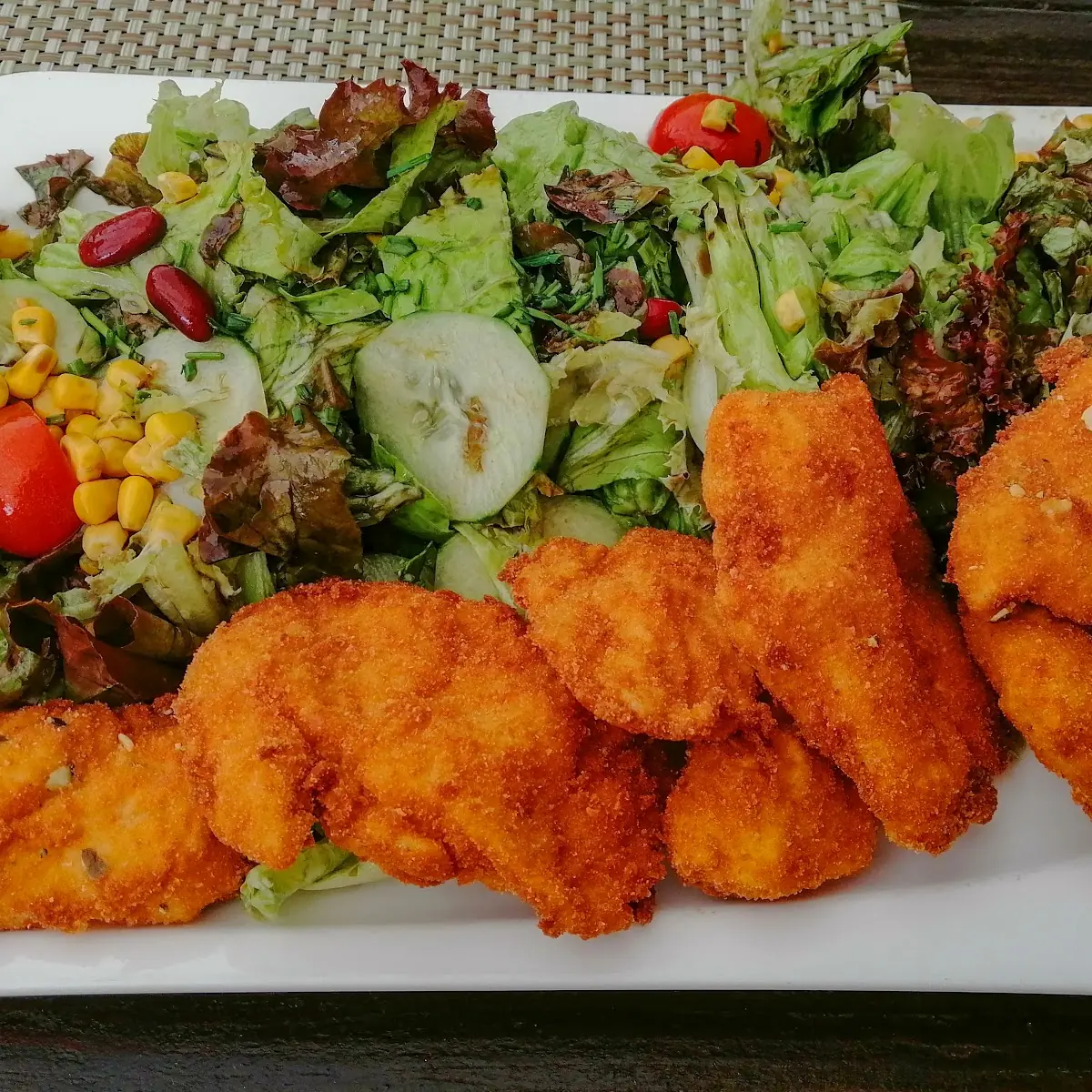 Gebackene Hühnerstreifen Auf Blattsalat