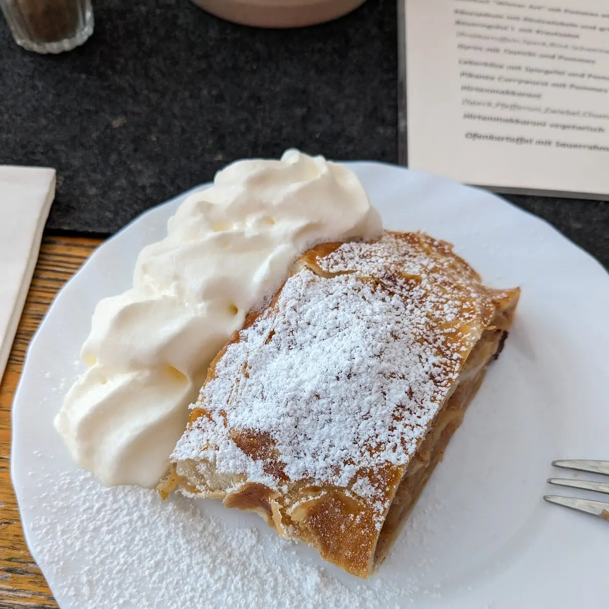 Apfelstrudel Mit Sahne