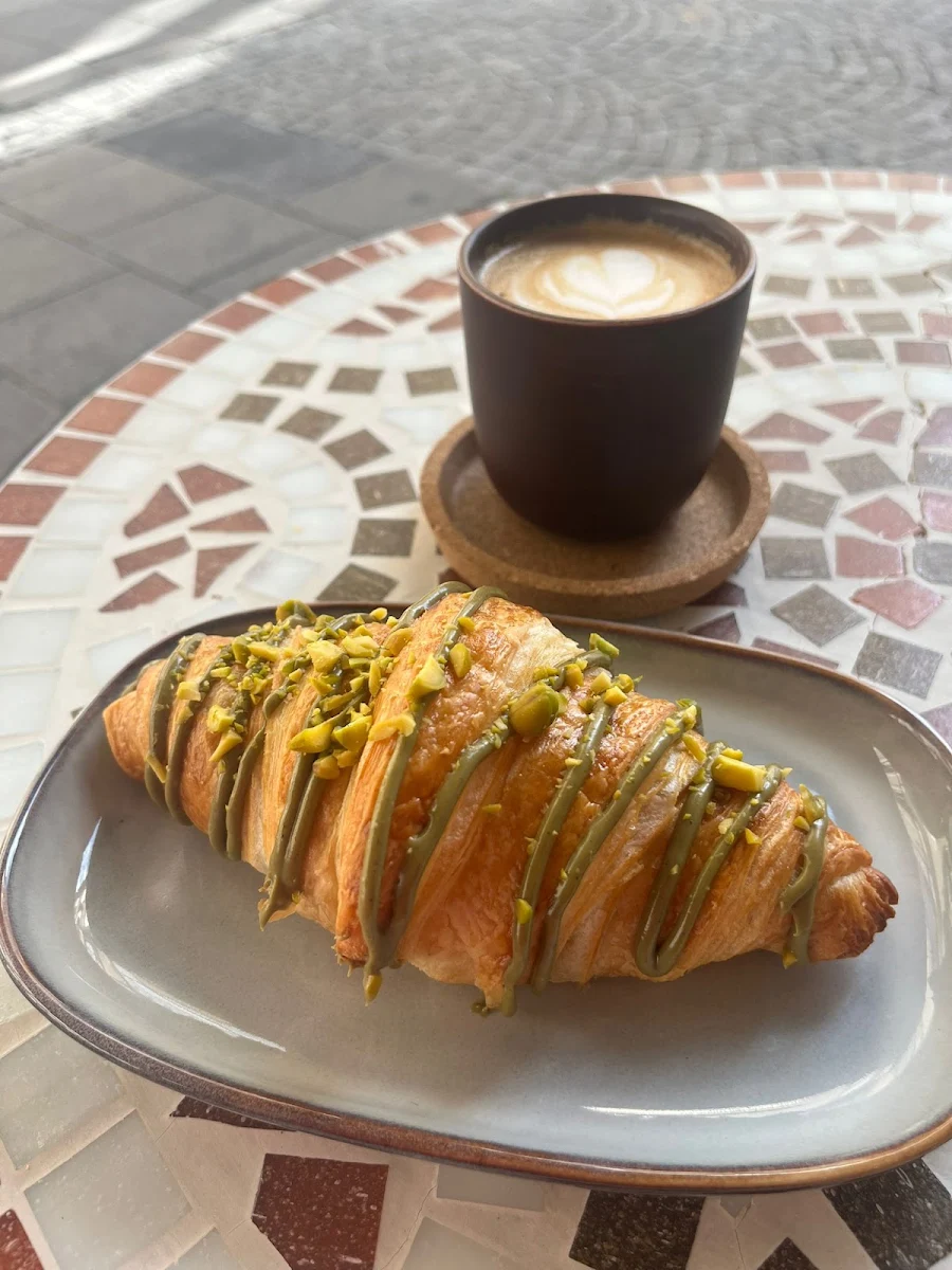 Pistazien-croissant Und Cappuccino