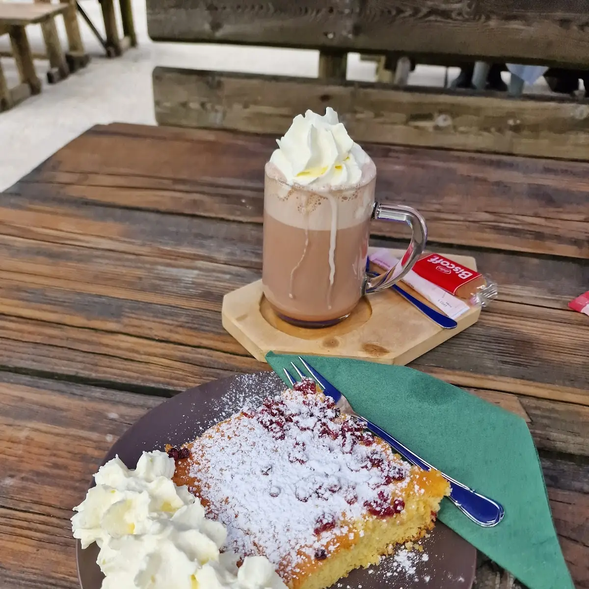 Preiselbeerkuchen Und Heiße Schokolade