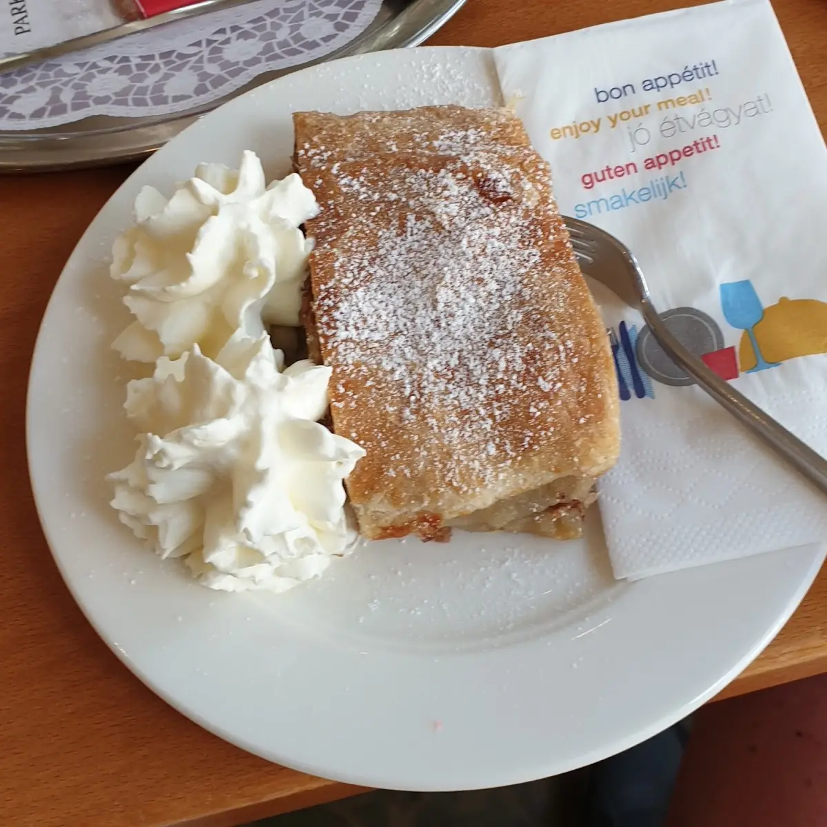 Apfelstrudel Mit Schlagsahne