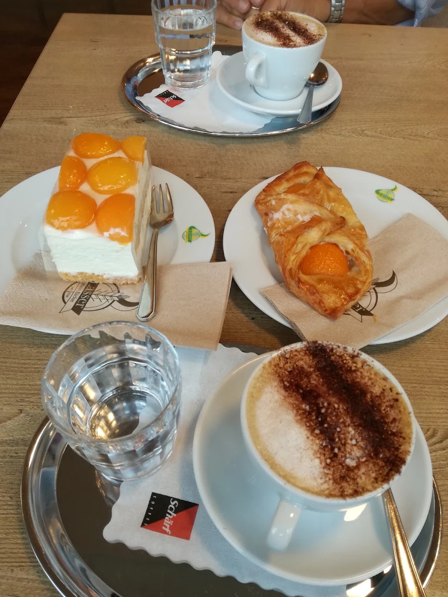 Torta E Brioche Con Albicocche