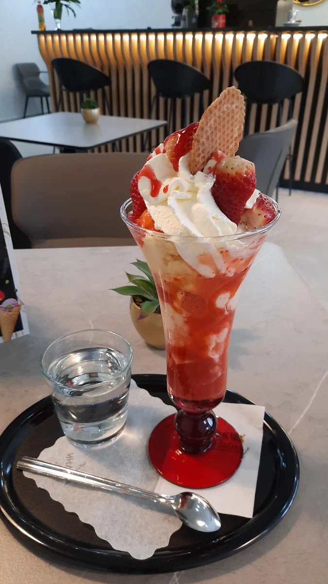Erdbeerbecher