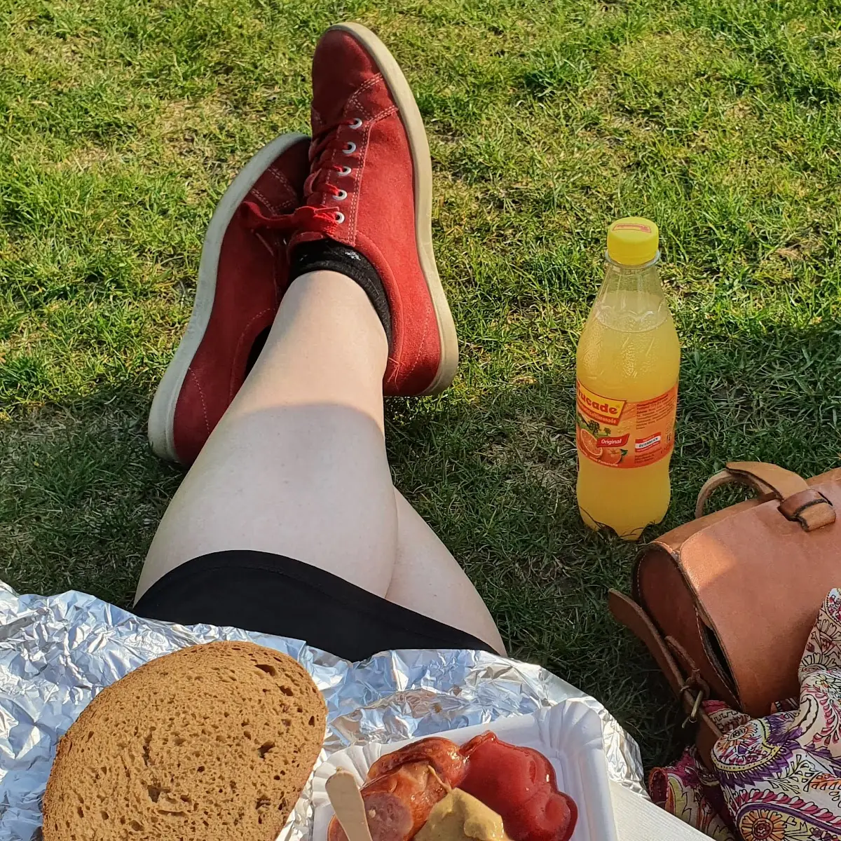 Käsekrainer Mit Brot Und Senf Ketchup