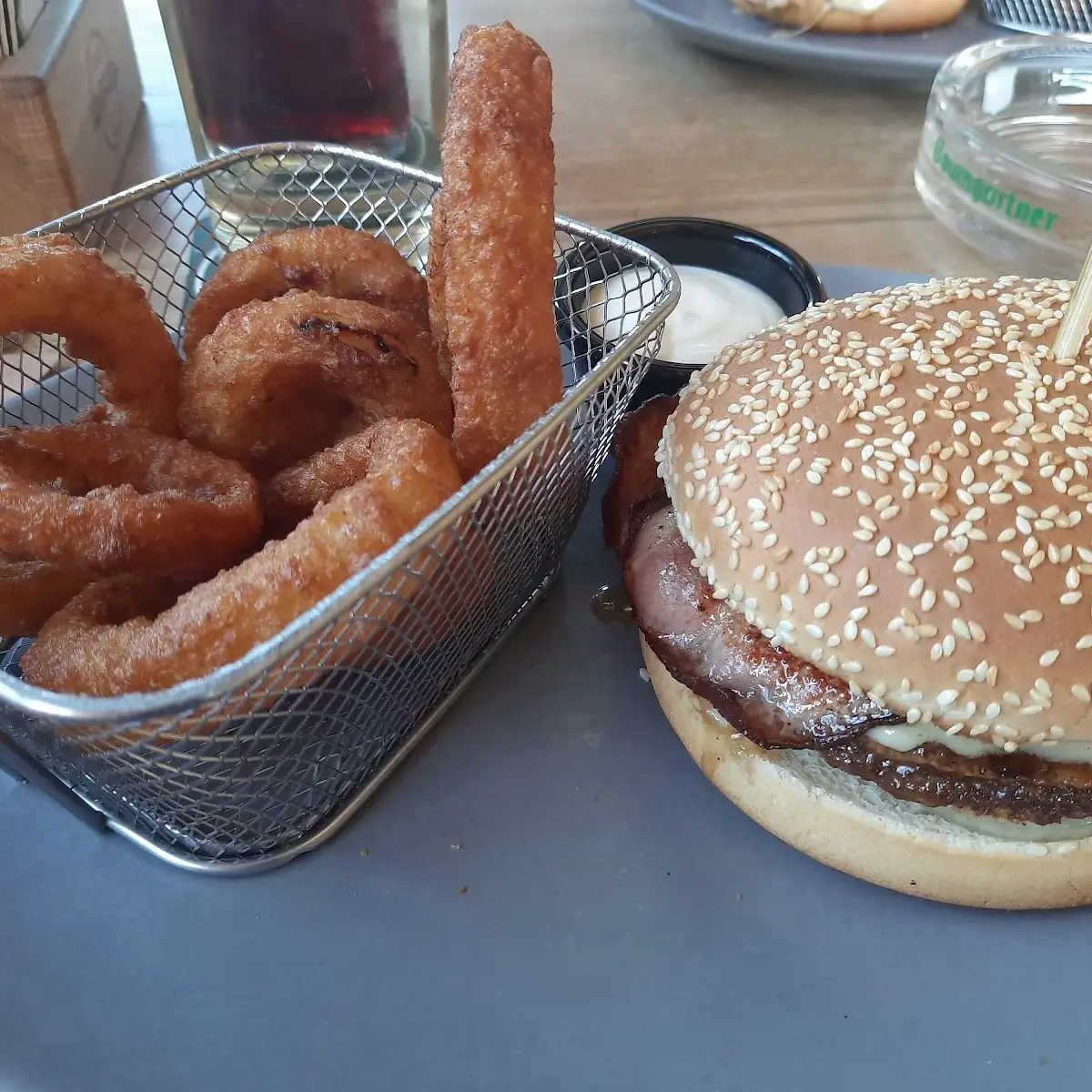 BBQ Bacon Cheesburger Mit Gebackenen Zwiebelringen
