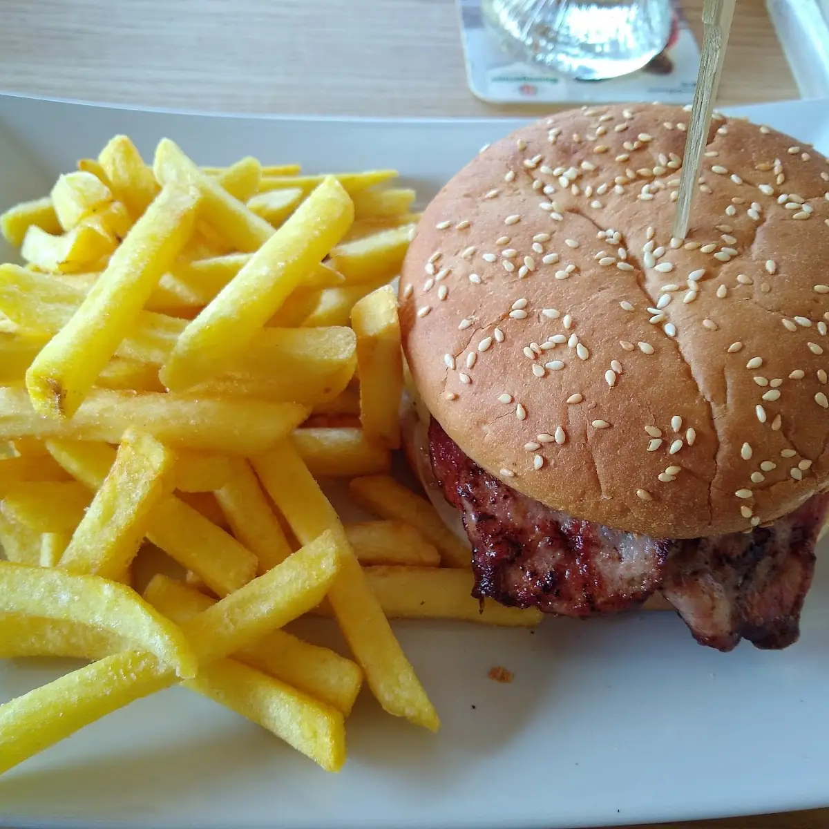BBQ Bacon Cheese Burger Mit Pommes Frites