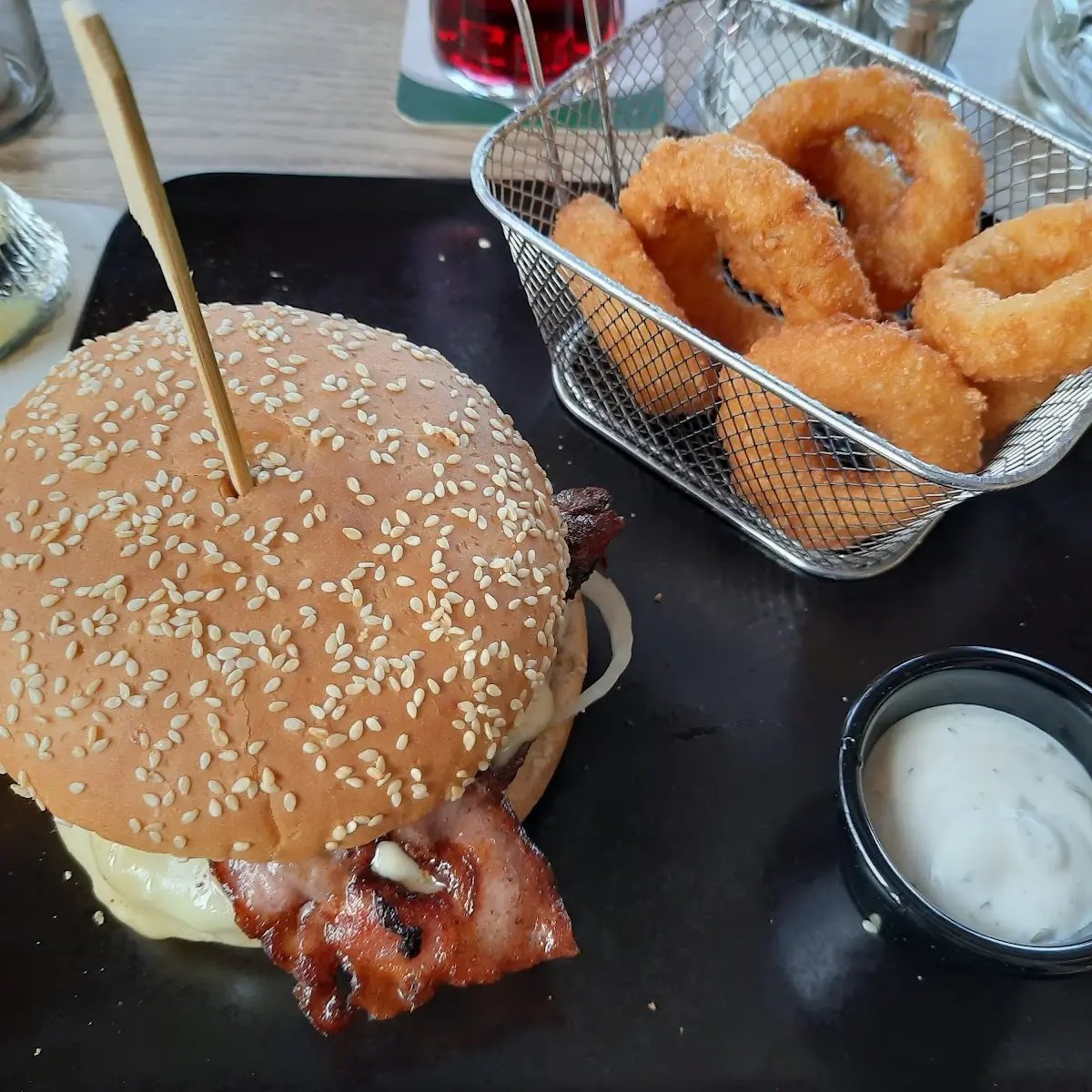 BBQ Bacon Cheese Burger Mit Zwiebelringen