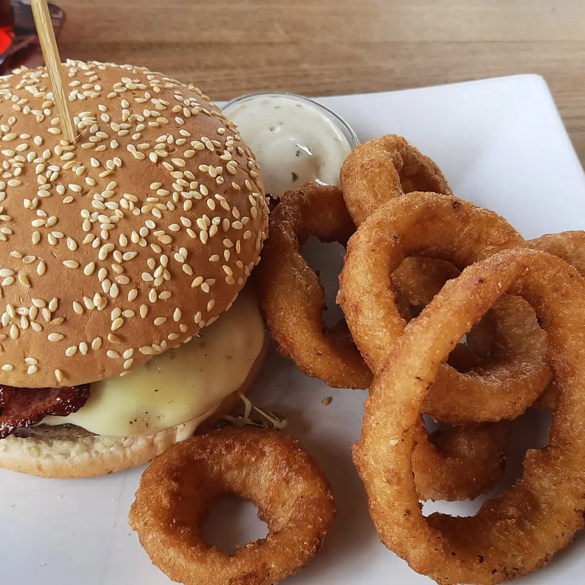 Hot Chilli Pepper Burger Mit Gebackenen Zwiebelringen