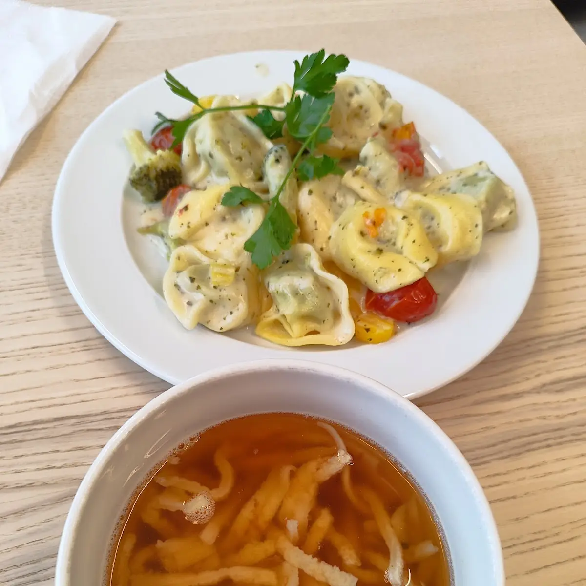 Tortelini Und Rindsuppe