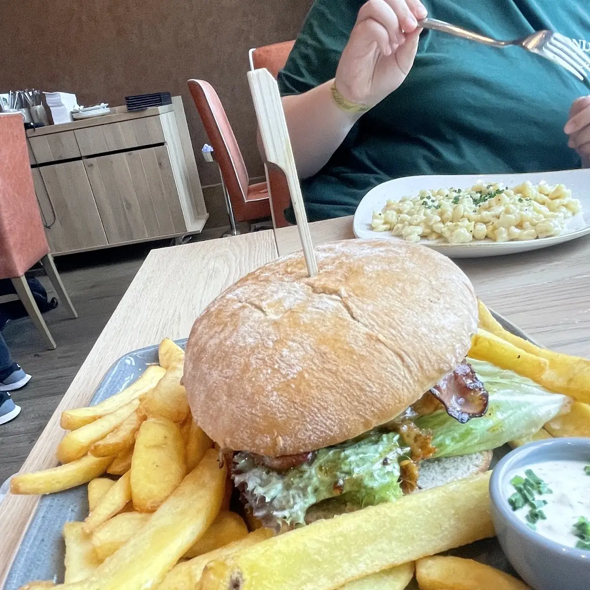 Burger Mit Pommes