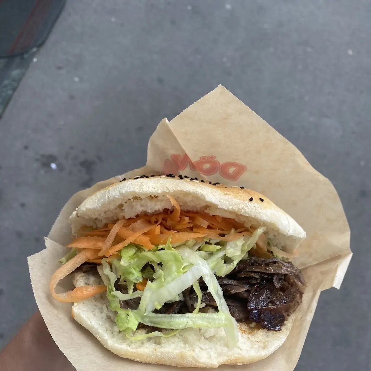 Döner Mit Kalbfleisch Salat Karotten Und Avocadosoße