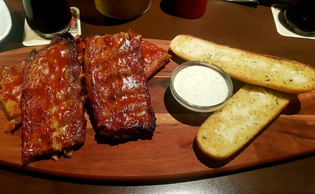 Spare Ribs Mit Knoblauchbrot