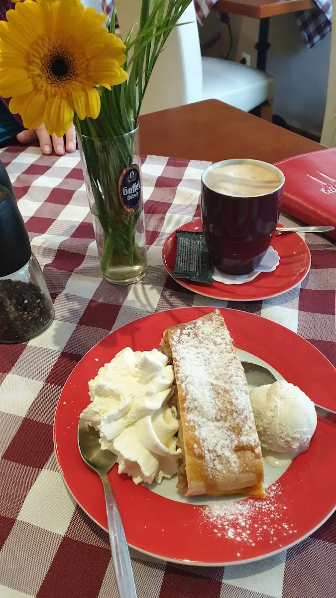 Apfelstrudel Mit Eis Und Sahne