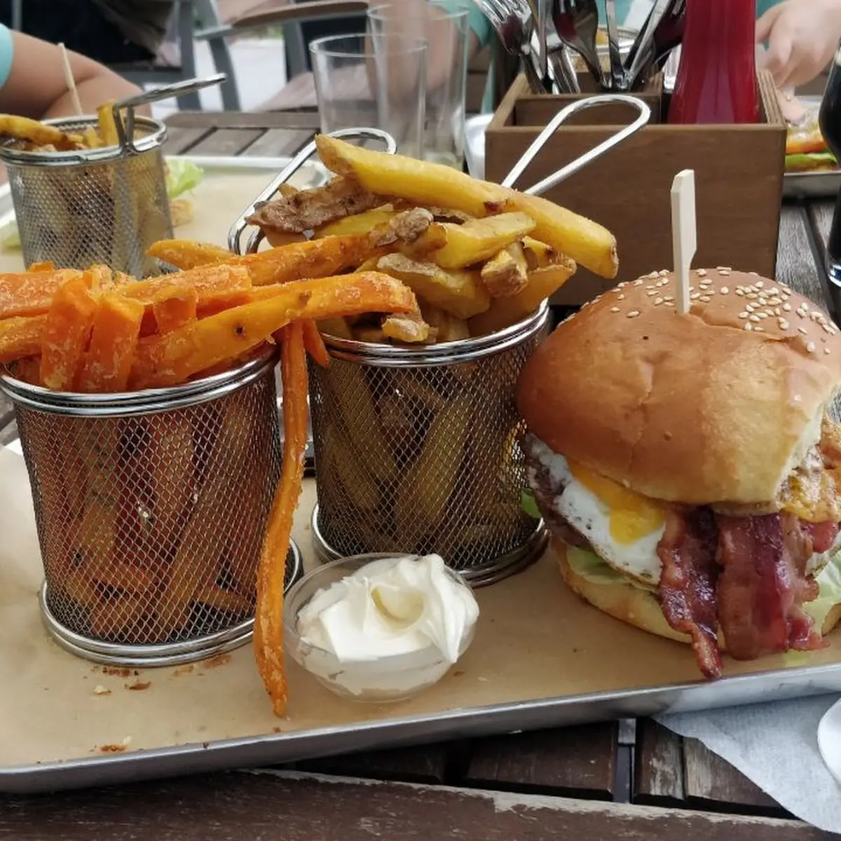 Bacon Cheeseburger Mit Zusätzlichen Zweiter Portion Pommes Frites