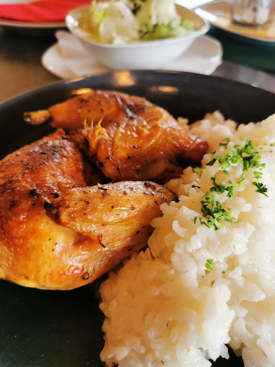 Brathuhn Mit Reis Und Salat