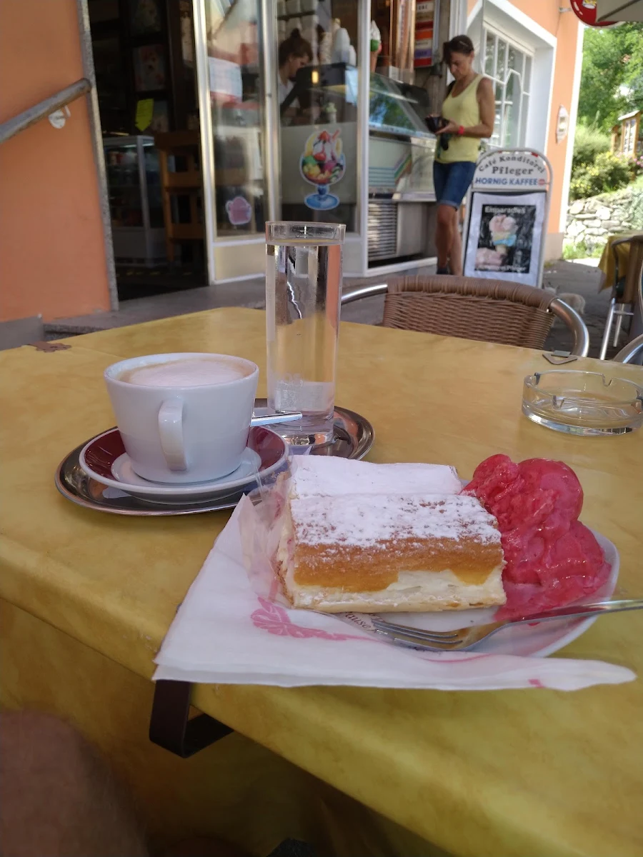 Topfenstrudel Mit Himbeeren Und Cappuccino