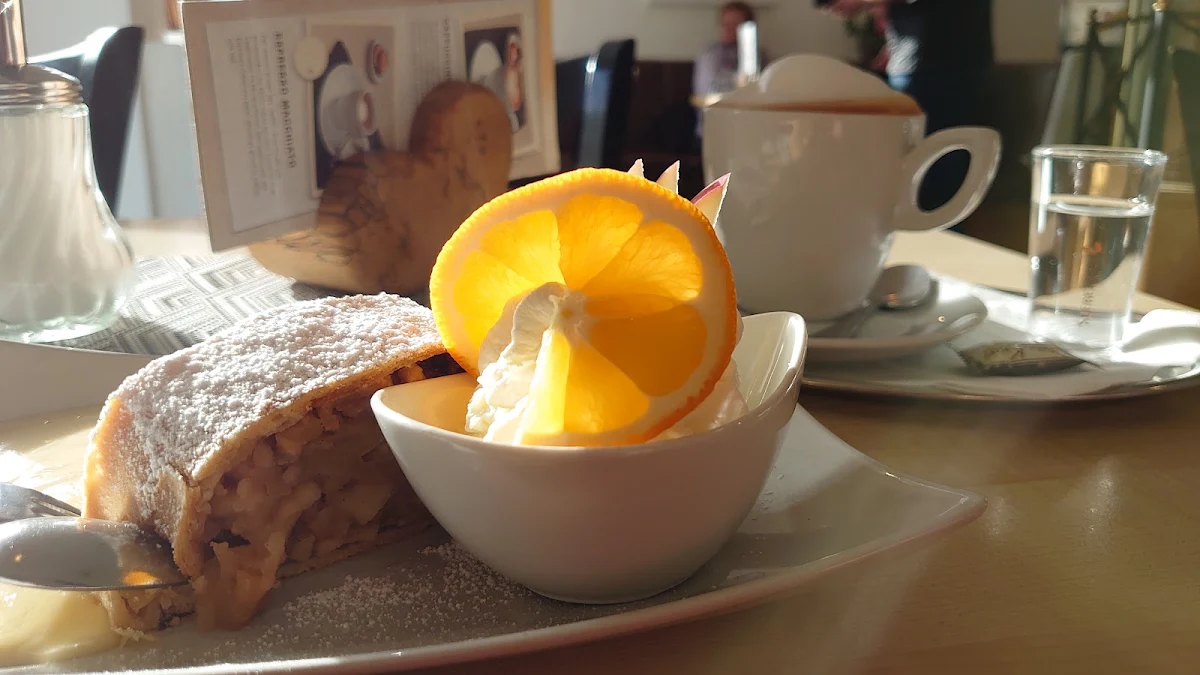 Apfelstrudel Mit Vanillesauce Und Sahne