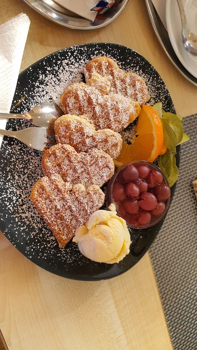 Waffel Mit Heißen Kirschen Und Vanille Eis