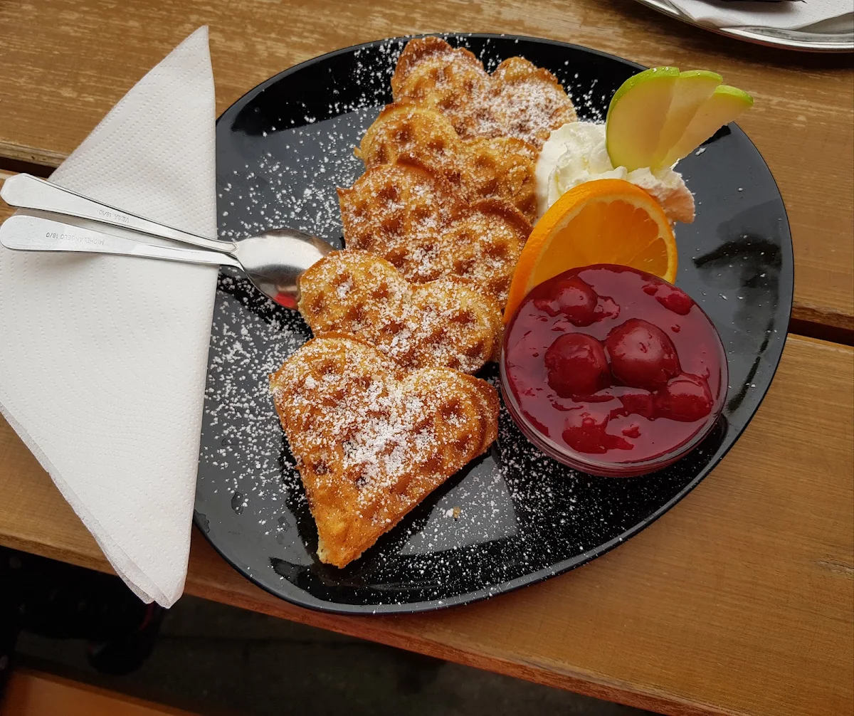 Waffeln Mit Heißen Kirschen Und Sahne
