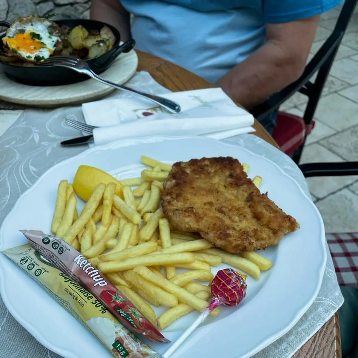 Grunz Schweineschnitzel Kinderteller, Alpenrast Tyrol
