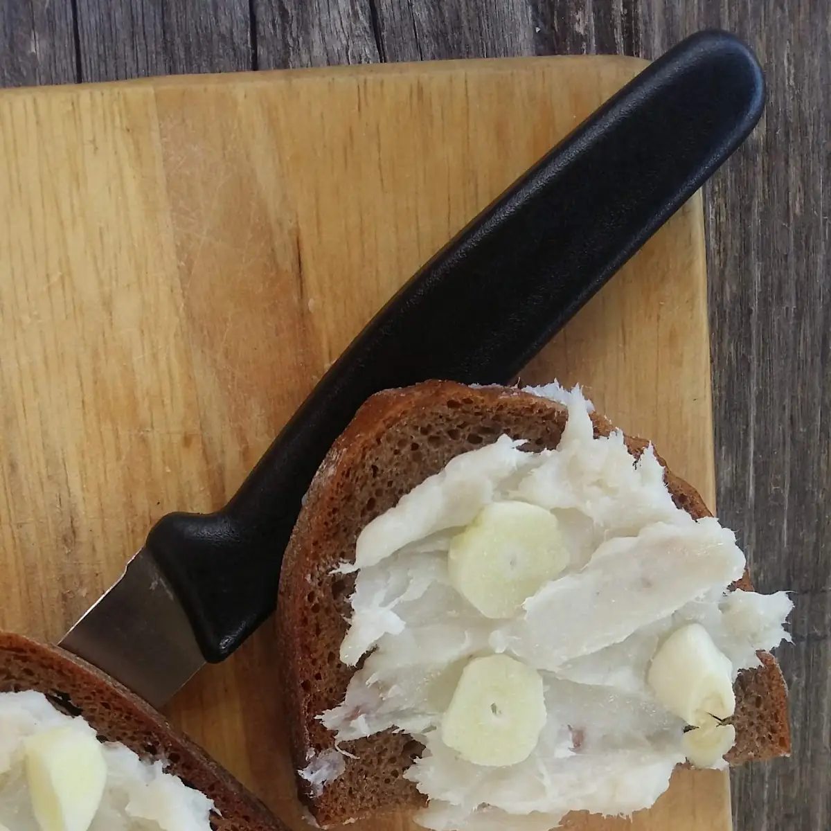 Brot Mit Verhackerten Speck Und Lavanttaler Knoblauch