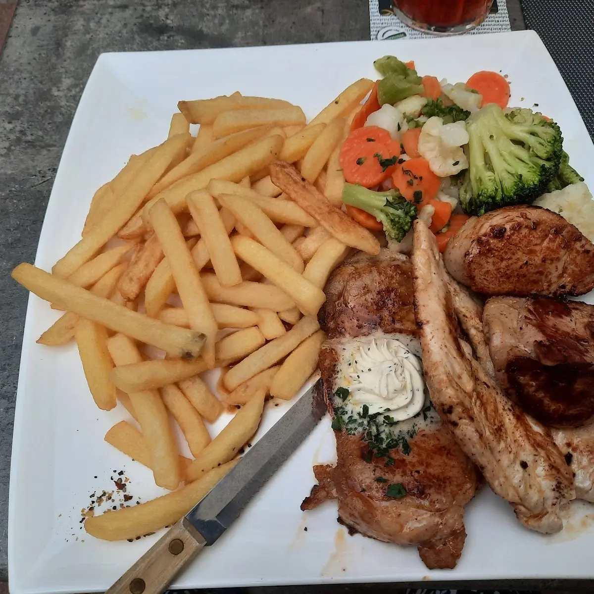 Gemischtes Vom Grill Mit Pommes Frites Kräuterbutter Und Gemüse