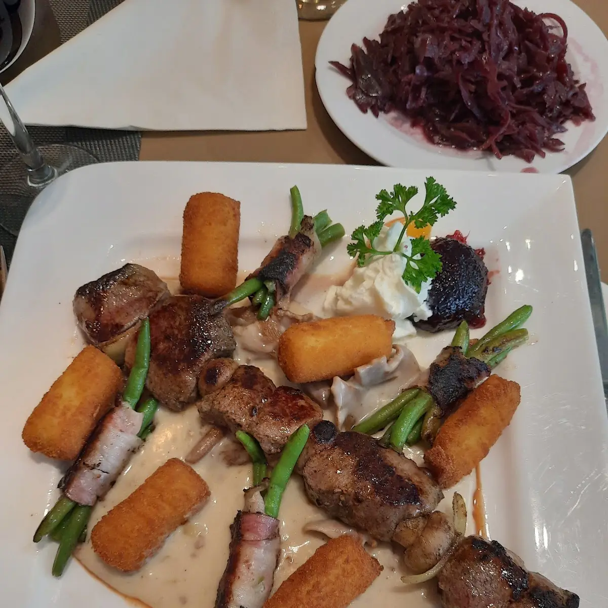 Hirsch-rehspieß Mit Schwammerlsauce