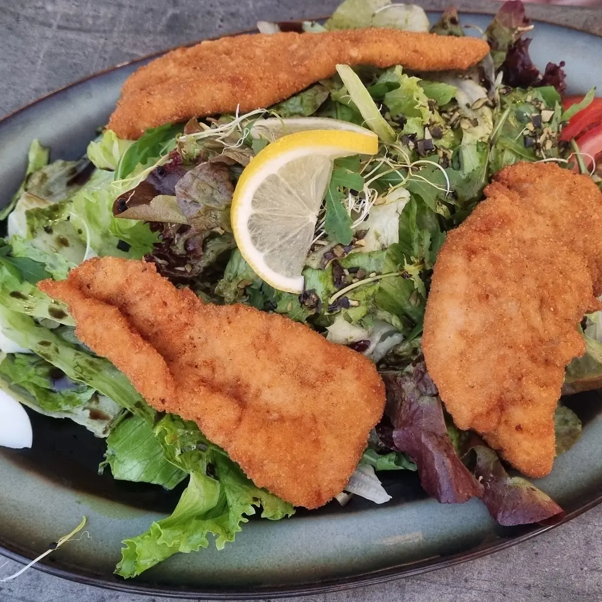Stehtisch Backhendlsalat