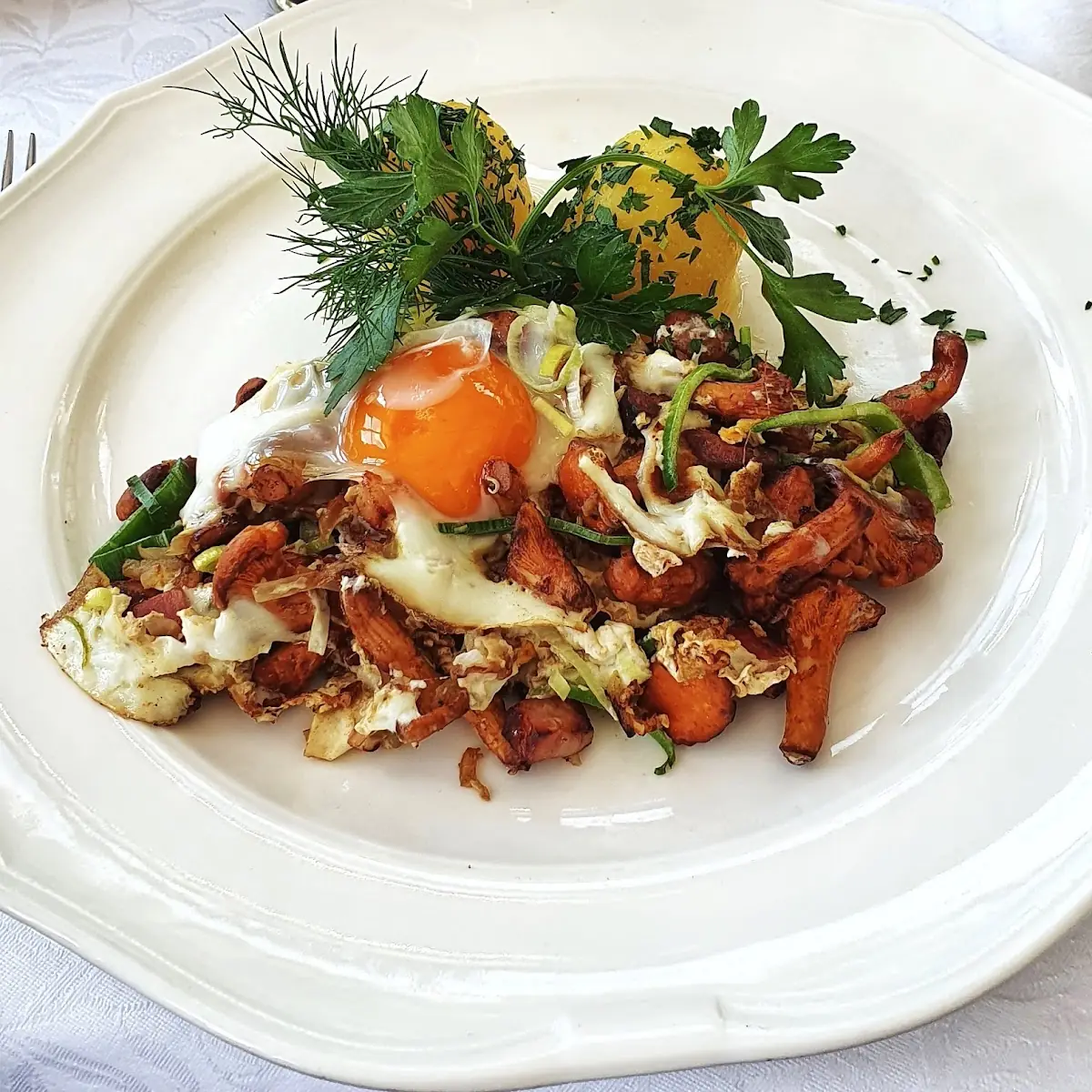 Eierschwammerl G'röstet Mit Pochiertem Ei Speck & Petersilerdäpfel