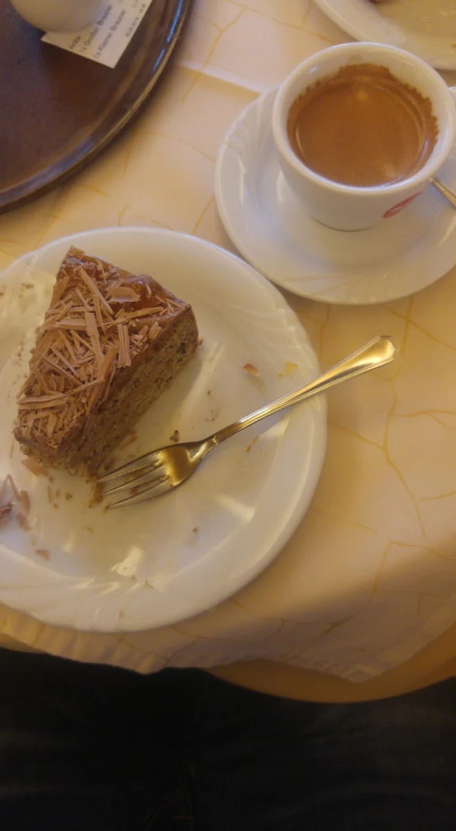 Nuss-nougat-torte Und Großer Espresso
