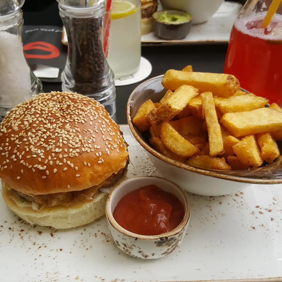 Cheeseburger Mit Pommes Und