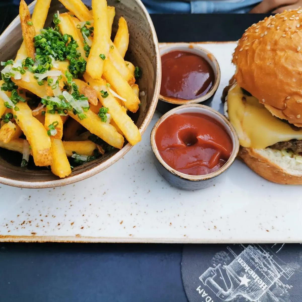 Cheeseburger Mit Trüffel Fries