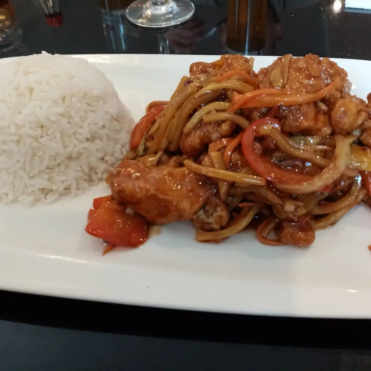 Gebackene Huhn In Knoblauch Soße Mit Reis