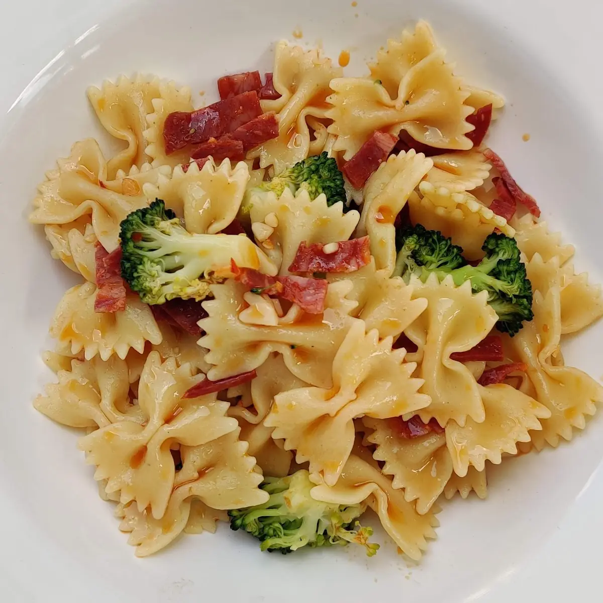 Farfalle Mit Brokkoli Und Pikanter Salami