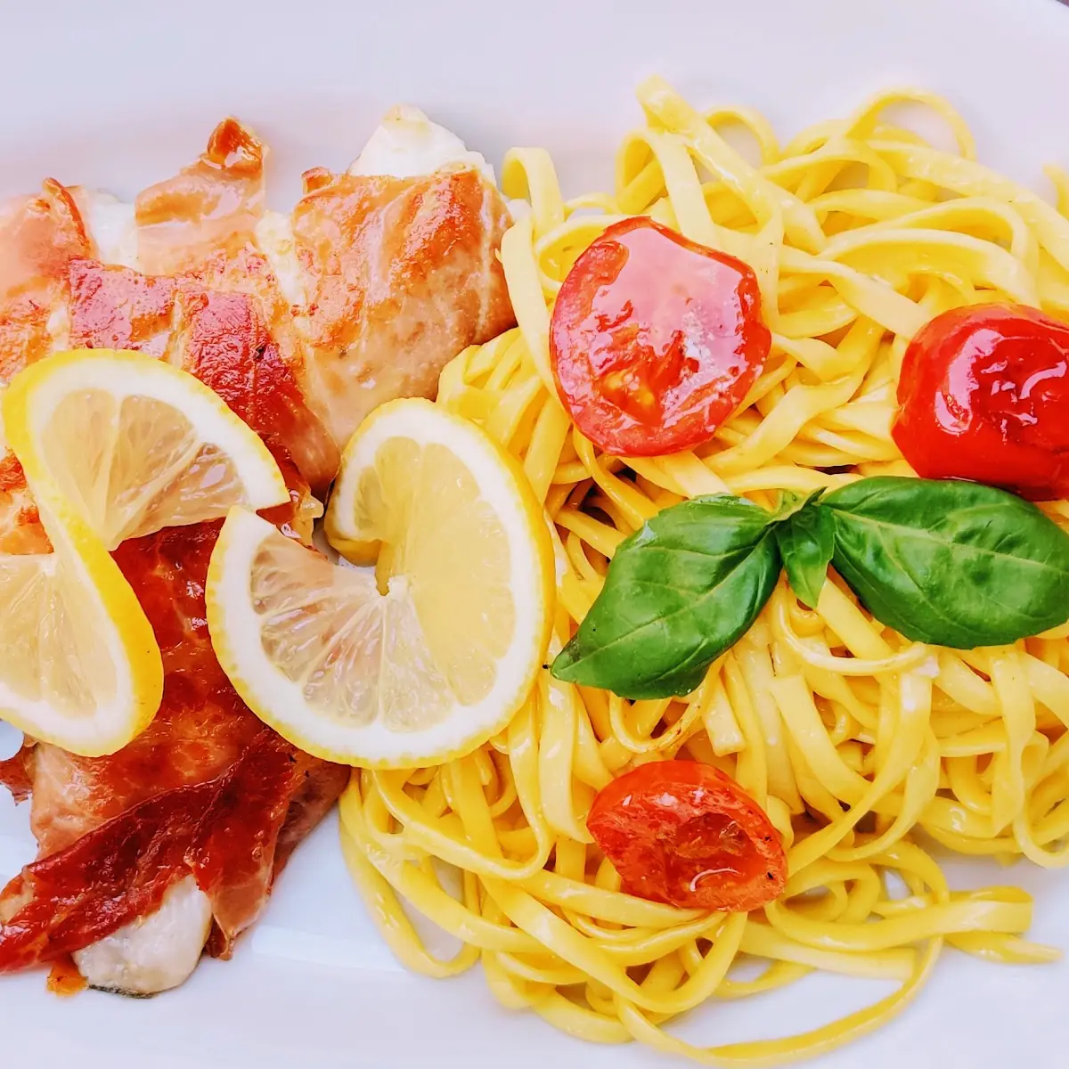 Gebratenes Goldbrassensaltimbocca Mit Tagliolini Al Burro Die Limone