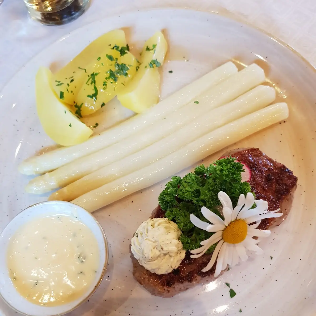 Spargel Mit Kartoffeln Und Rindersteak