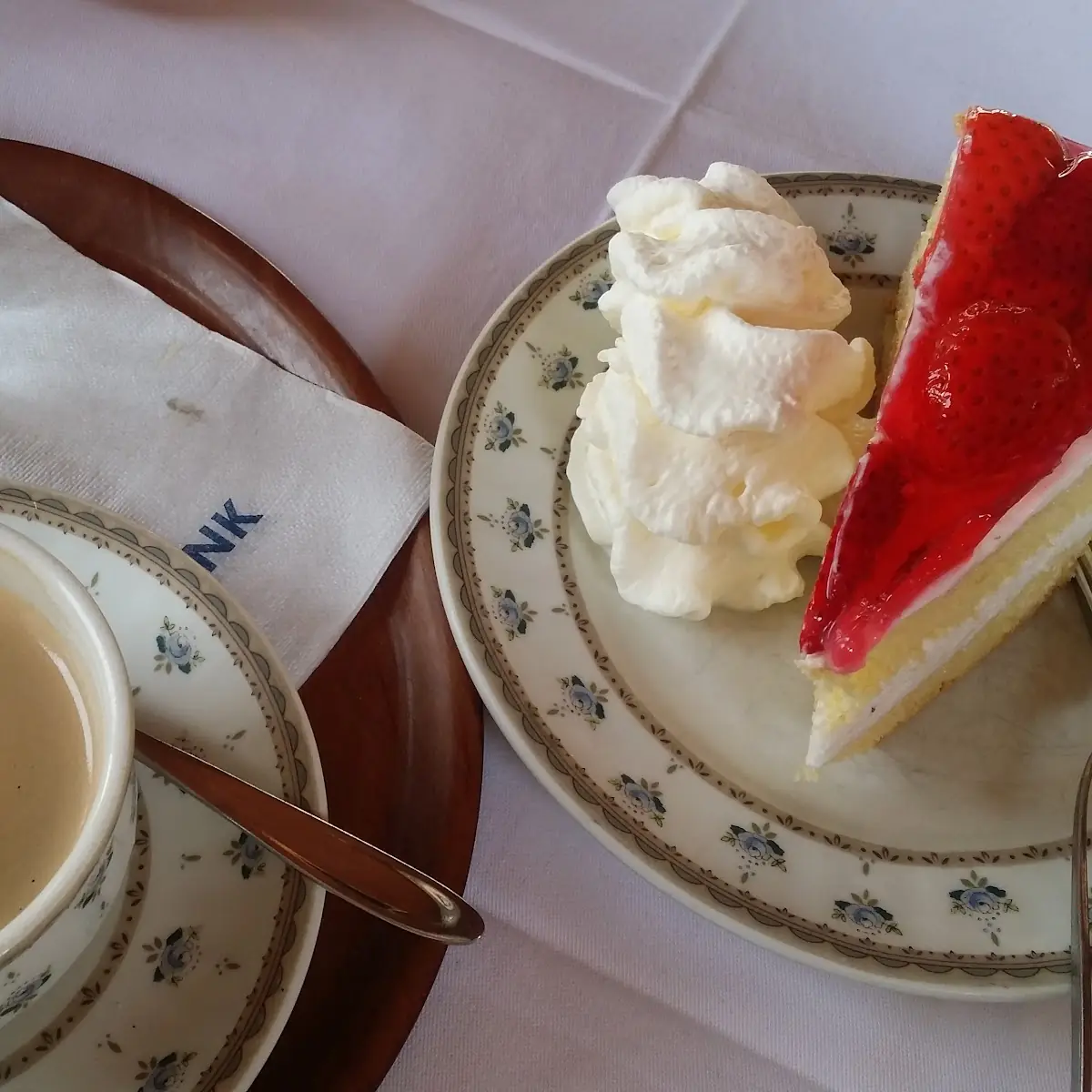 Hausgemachte Erdbeertorte Und Eine Tasse Kaffee
