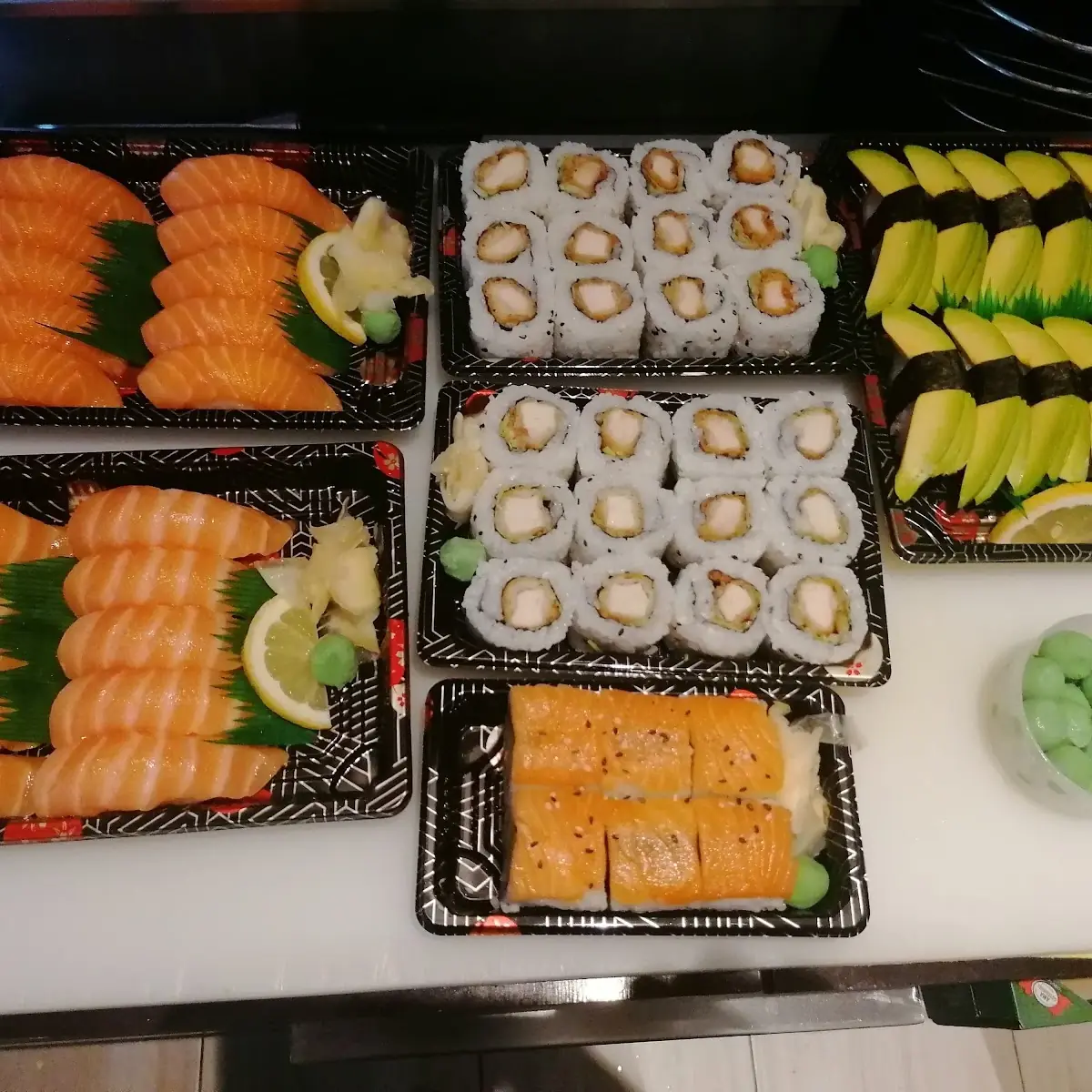 Lachs Nigiri Crispy Chicken Roll