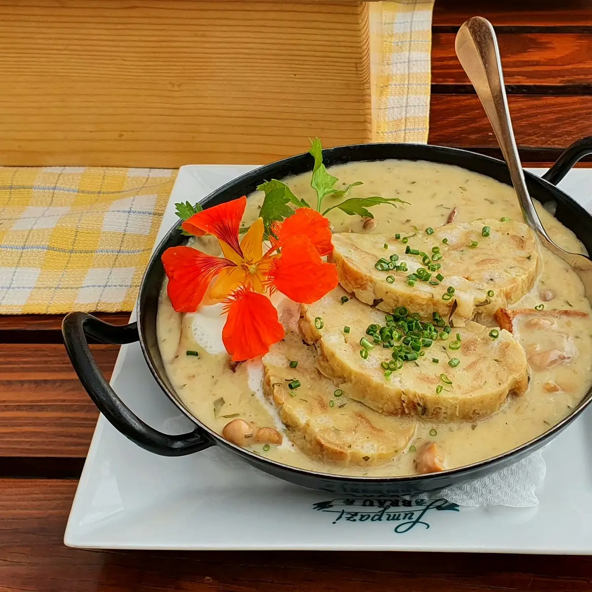 Eierschwammerlgulasch