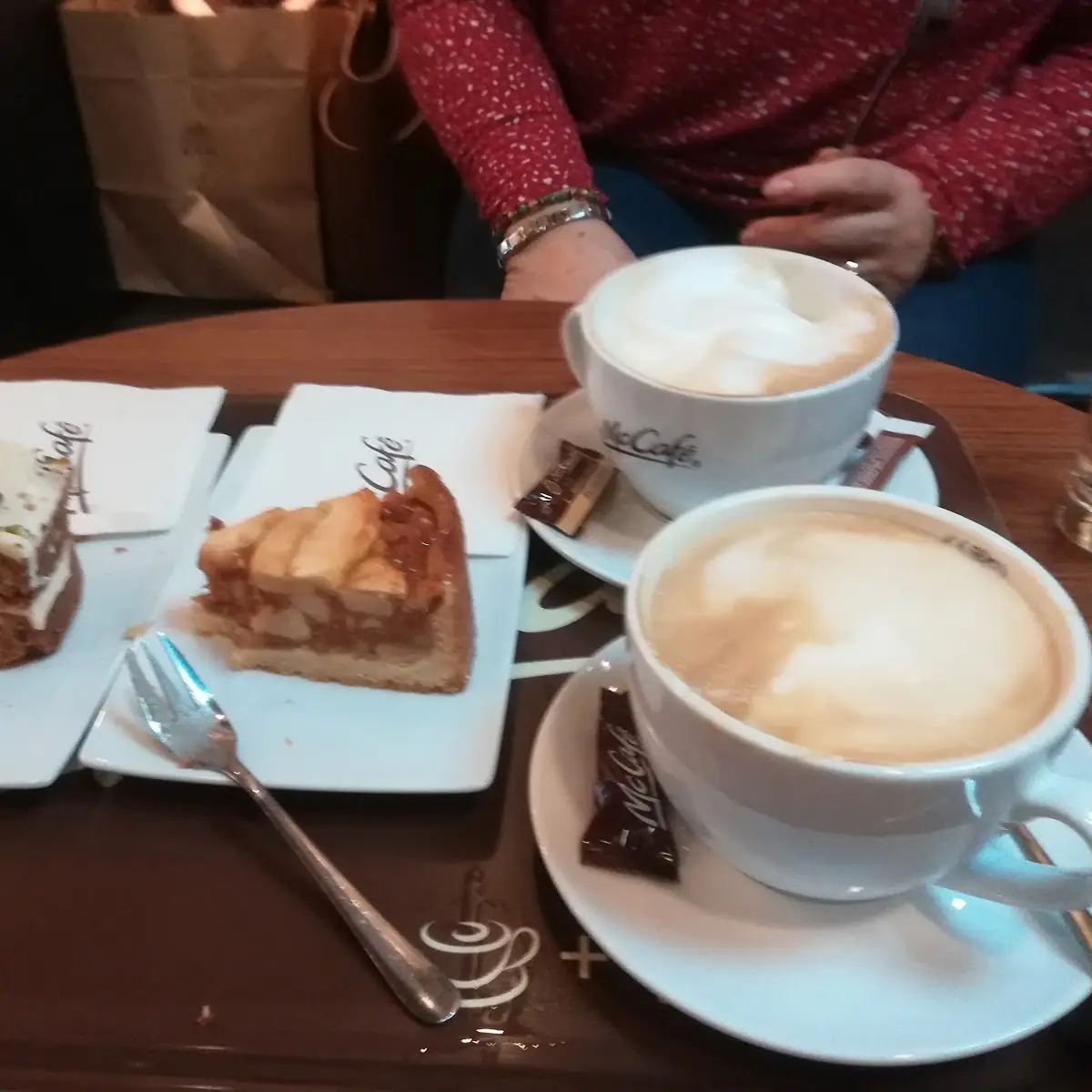 Karottenkuchen Und Apfelkuchen Mit Cappuccino