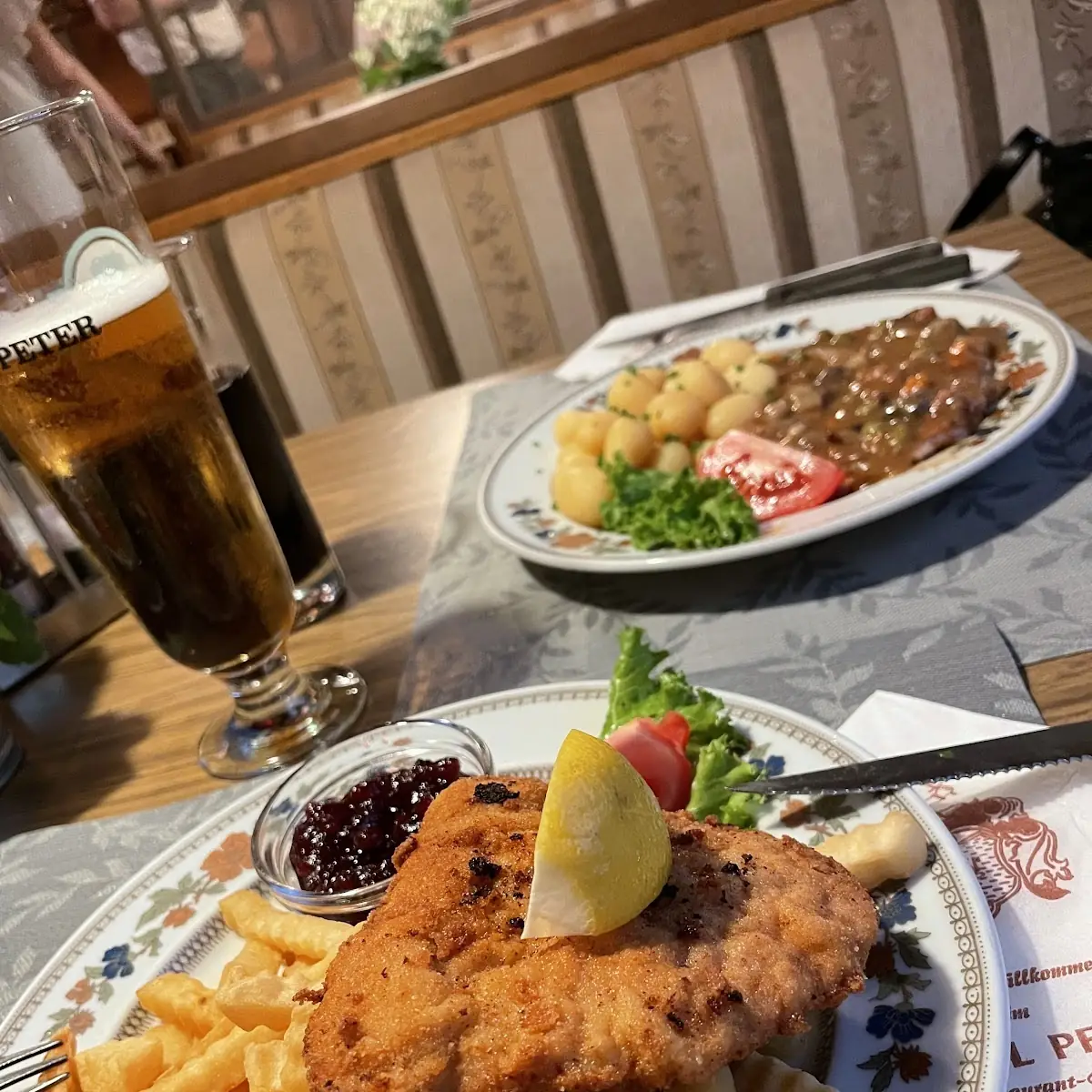 Schnitzel Wiener Art Mit Pommes Frites Mit Preiselbeeren