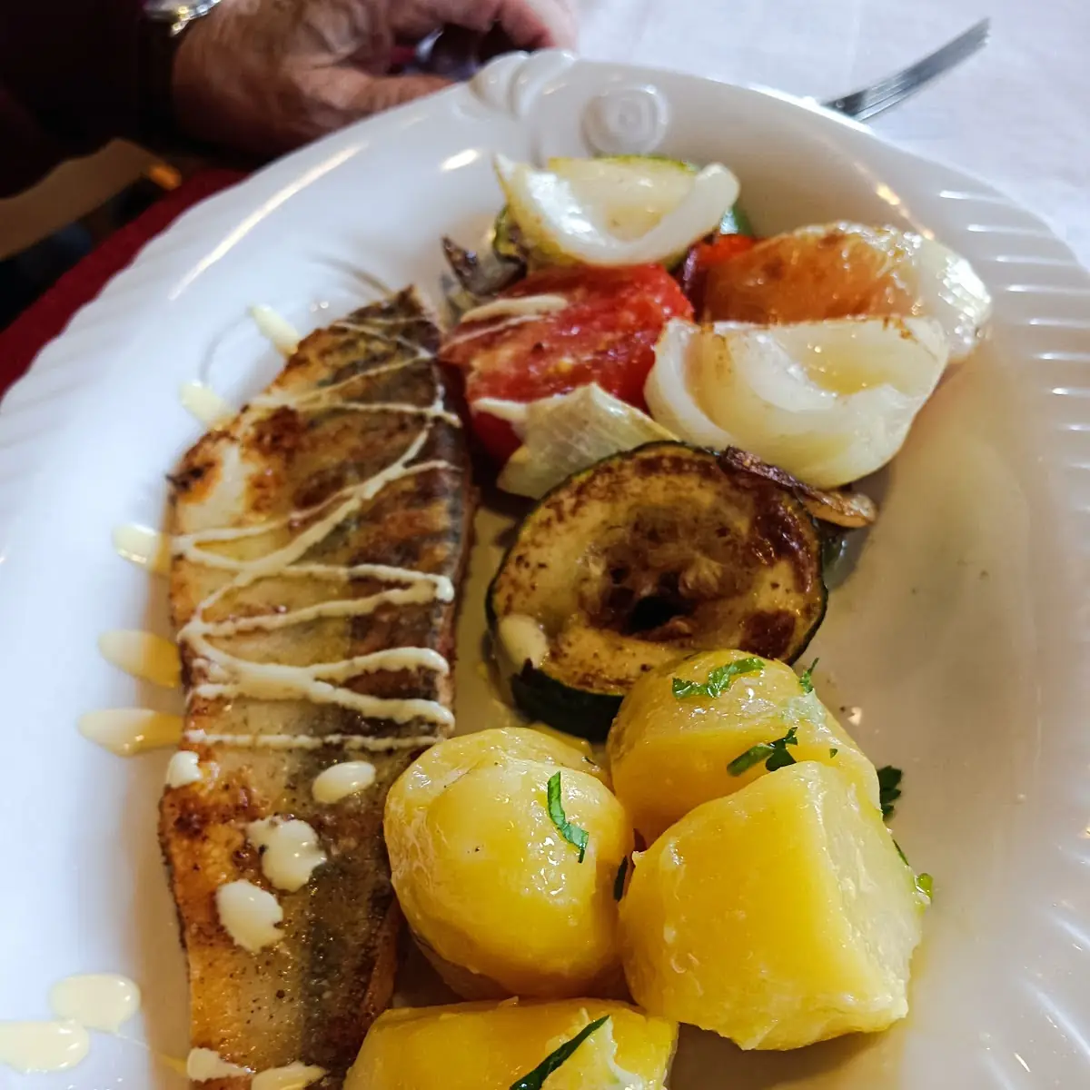 Gebratener Zander Mit Soße Hollandaise Kartoffeln Und Gemüse