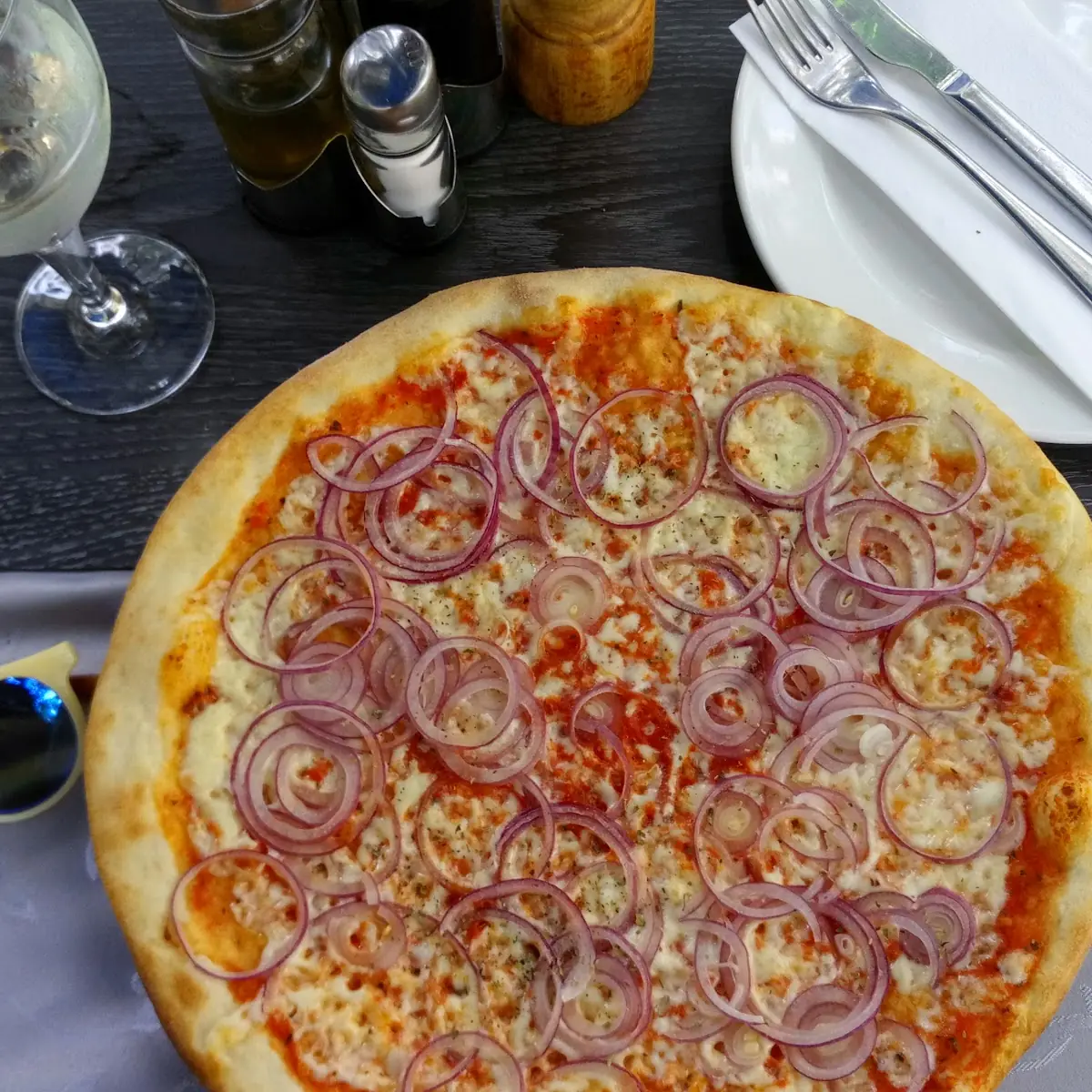 Carciofini Mit Zwiebel Und Basilikum-öl, Das Pizz