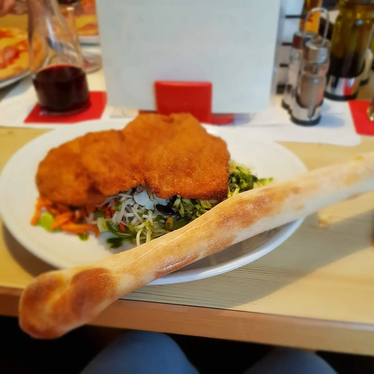 Gemischter Salat Mit Hähnchenminischnitzel Und Pizzabrot
