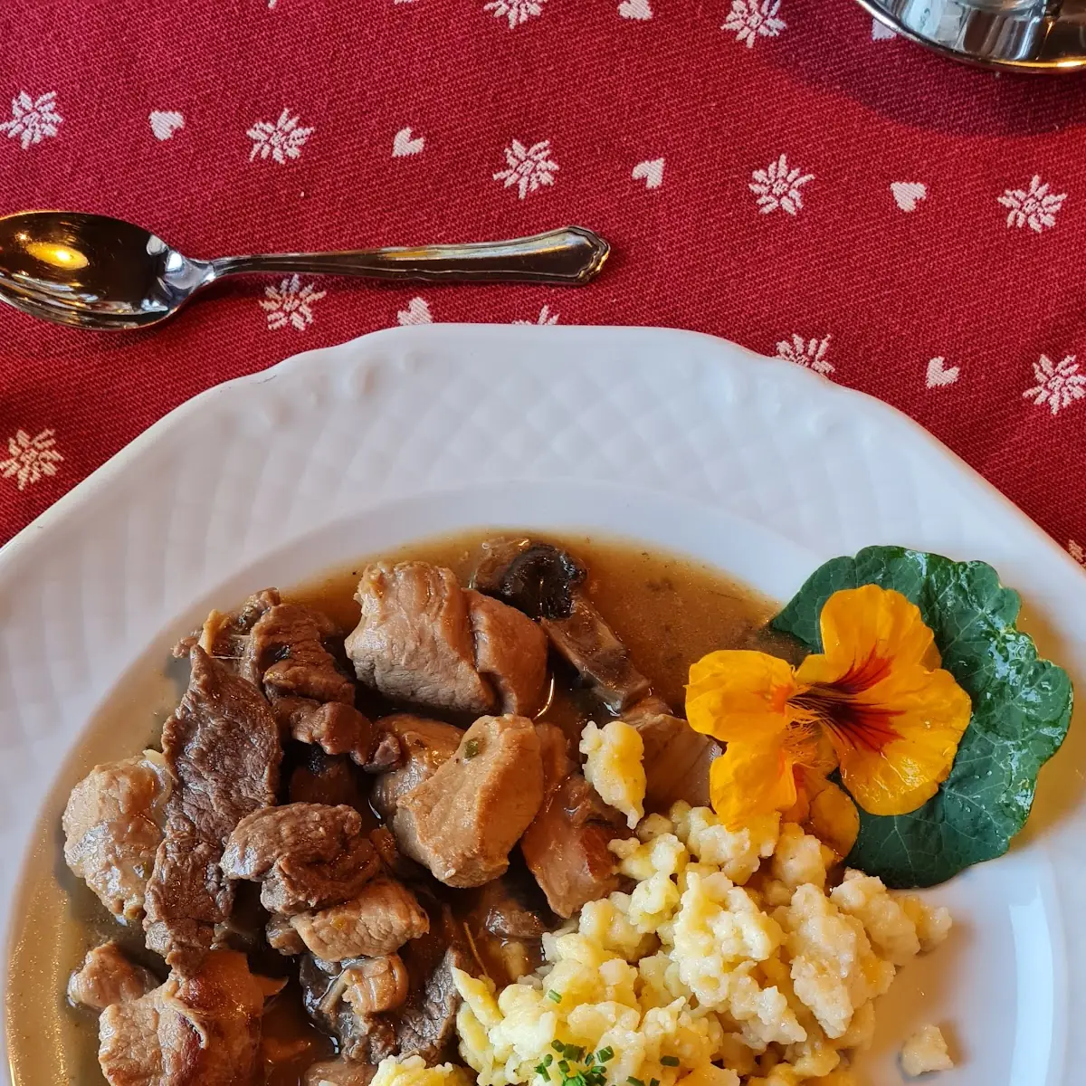 Kalbsgulasch Mit Eierspätzle