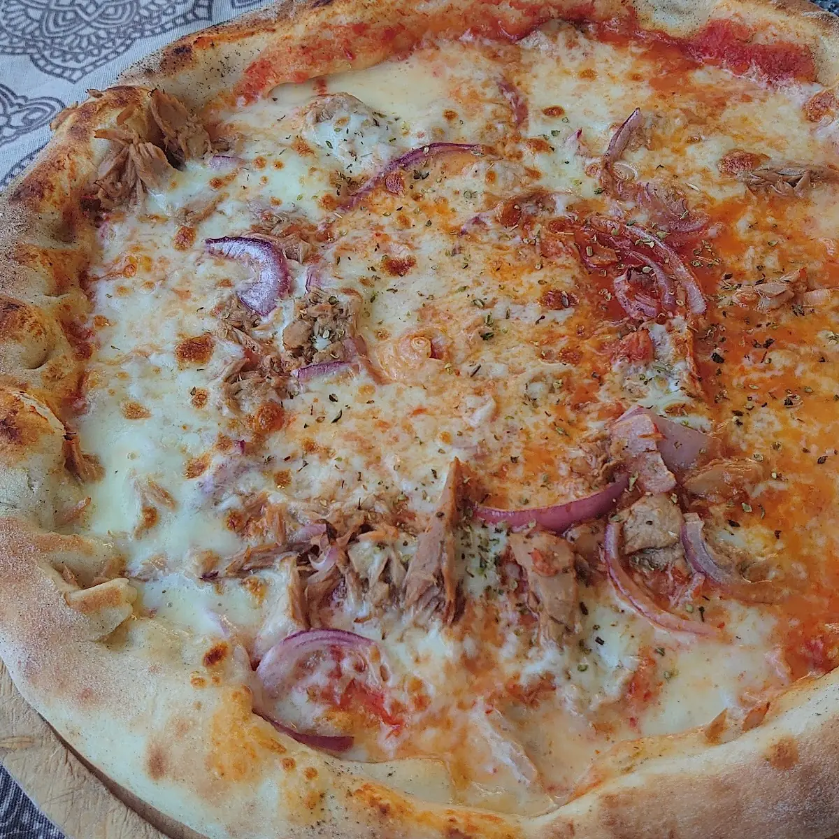 Pizza Polognese Mit Käserand