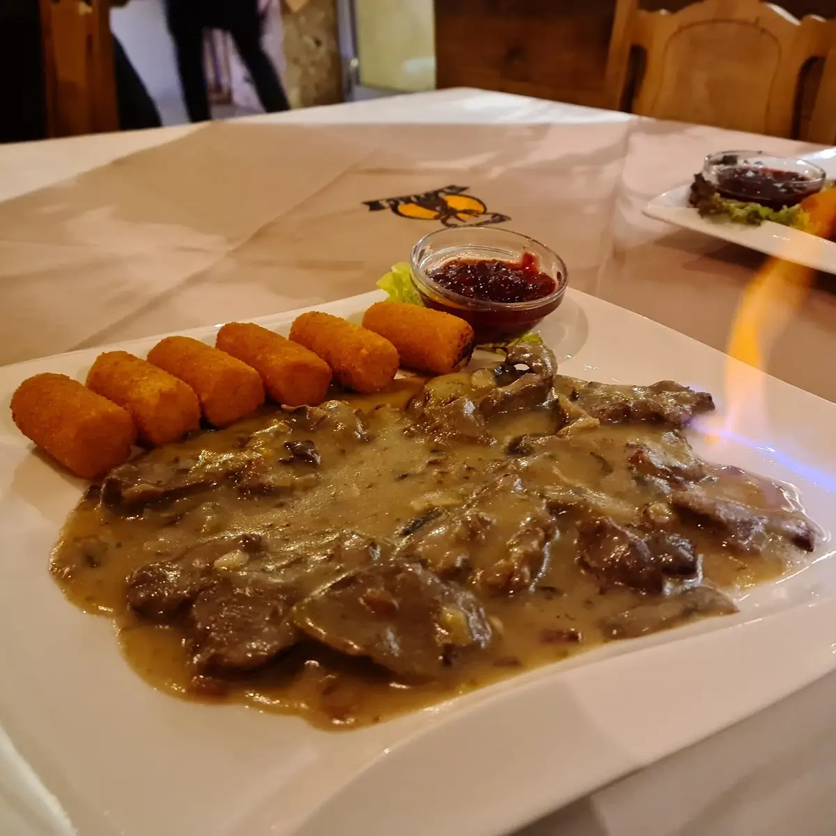 Flambiertes Rehfleisch Mit Kroketten