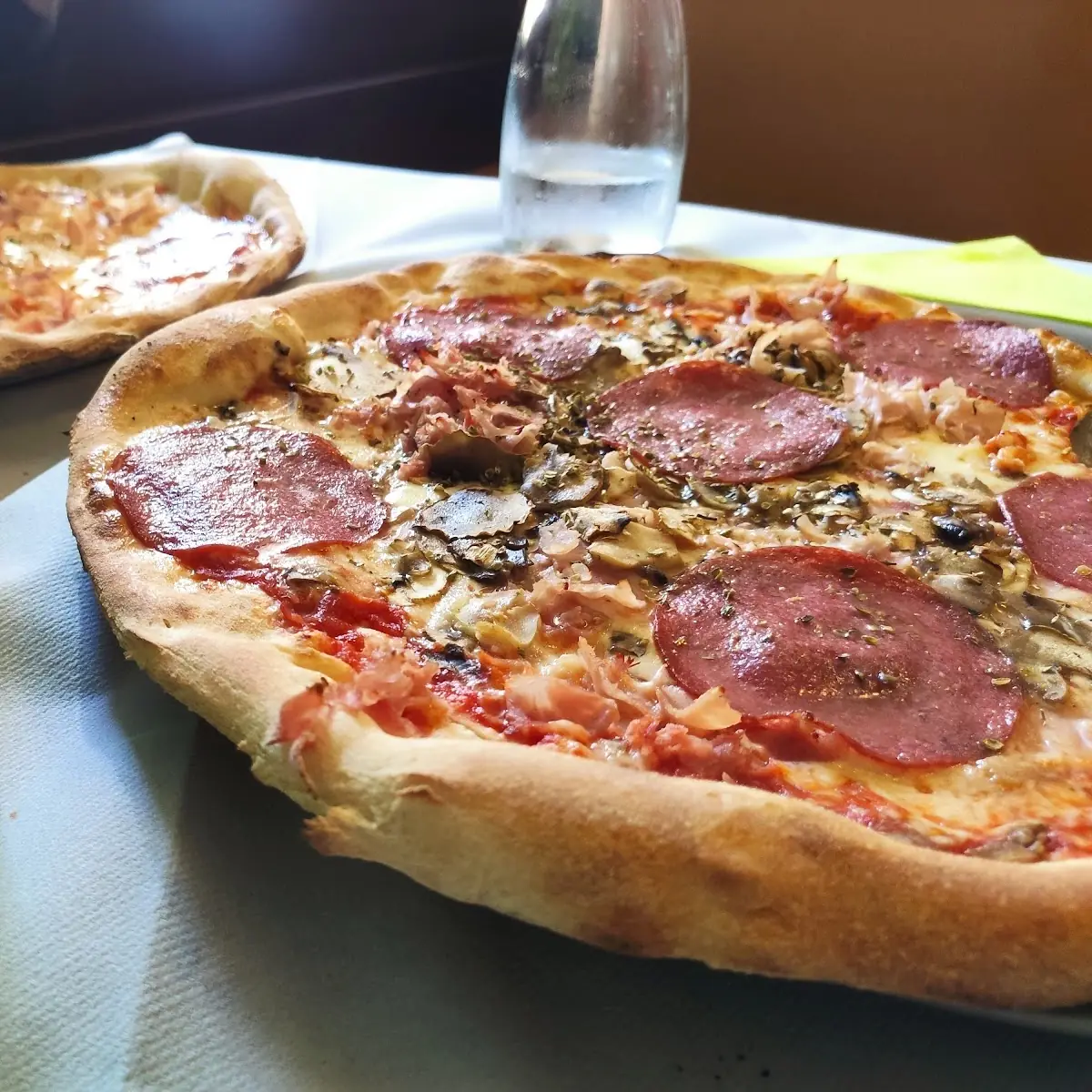 Pizza Prosciutto E Funghi Mit Zusätzlicher Salami