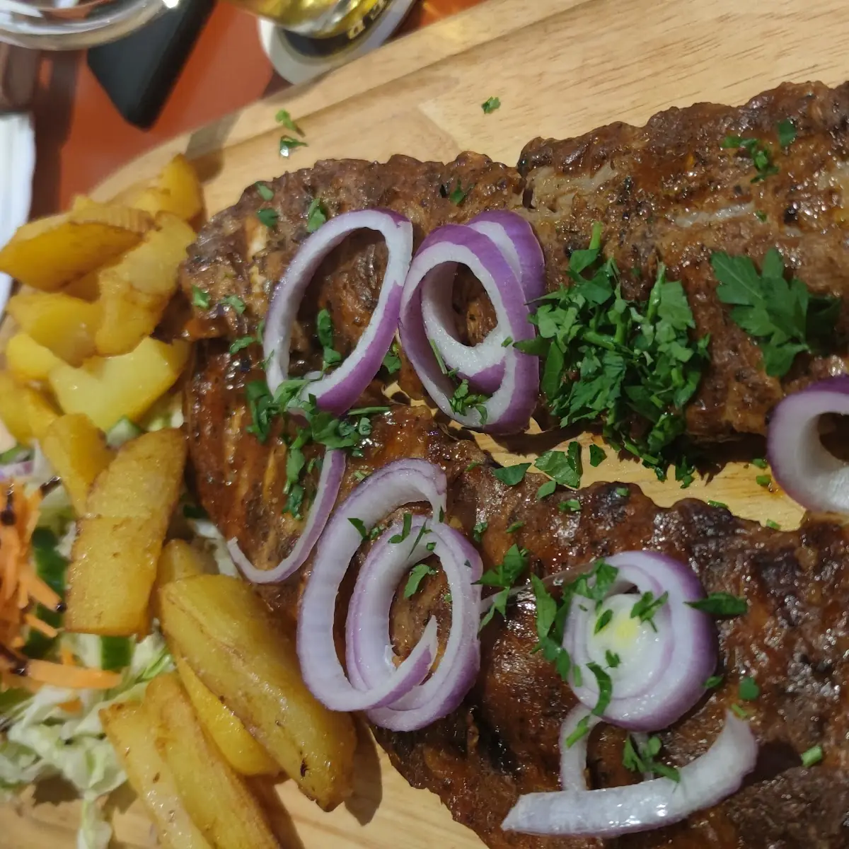 Ribs Mit Bratkartoffeln Und Salat